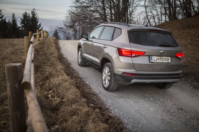 Pohvalimo dejstvo, da dnevne luči svetijo tudi zadaj, saj ponoči in v predorih pogosto videvamo vozila, ki so "dnevno" osvetljena samo spredaj. | Foto: Matej Leskovšek