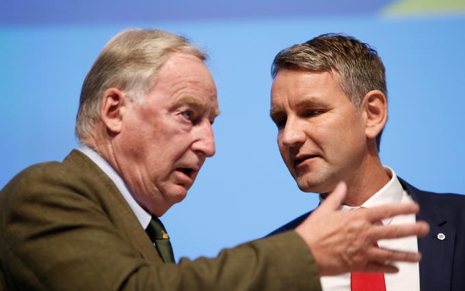 Starosta AfD Alexander Gauland (levo) skupaj z Weidlovo vodi poslansko skupino AfD v bundestagu. Bil je med ustanovitelji AfD in bil med letoma 2017 in 2019 tudi njen sopredsednik. Od leta 2019 je častni predsednik AfD. Gauland, ki je kot mladenič iz komunistične Vzhodne Nemčije prebegnil na Zahod in bil dolga leta član CDU, velja za predstavnika nacionalnokonservativnega krila AfD. Še bolj desno je Björn Höcke, ki velja za vodjo skrajno desnega krila stranka. Zaradi Höckeja in njegovih privržencev je AfD prišla pod nadzor zveznega urada za zaščito ustave. | Foto: Reuters