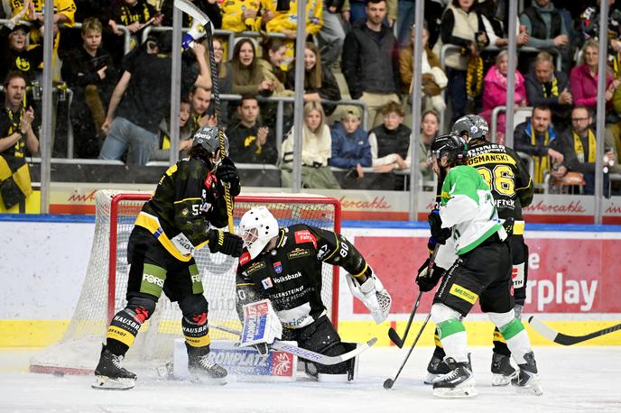 Pustertal : HK Olimpija | Olimpija je na gostovanju pri Pustertalu izgubila v podaljšku. Njene sezone je konec, južnotirolsko moštvo pa čaka premierni finale. | Foto Foppa Iwan - HC Pustertal