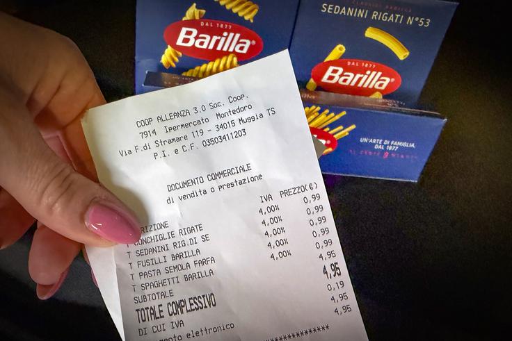 Pet paketov testenin Barilla po 500 gramov smo v Italiji dobili za manj kot pet evrov.  | Foto: Ana Kovač