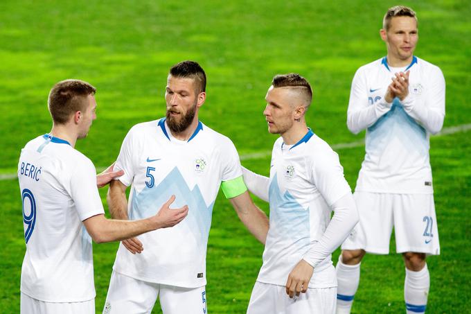 Slovenski reprezentanti so v šesti minuti, ko je igro zapustil dolgoletni kapetan Boštjan Cesar, zaploskali junaku dneva. | Foto: Matic Klanšek Velej/Sportida
