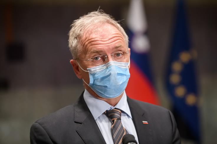 Notranji minister Aleš Hojs je dejal, da se je vlada odločila tudi za začasno omejitev gibanja v nočnem času. "Od jutri od 21. ure začne veljati omejitev gibanja, ki traja do 6. ure zjutraj," je pojasnil Hojs. | Foto: STA ,
