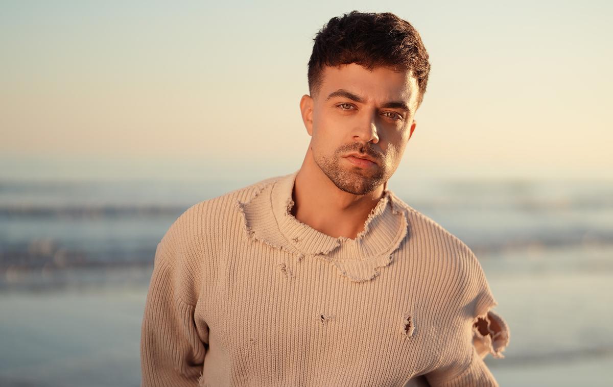 Gašper Rifelj | "Verjamem, da se vsak človek v življenju znajde v trenutku, ko mora preboleti neko rano, in zato sem jo začutil kot pravo pesem za napoved nove zgodbe," o svoji najnovejši pesmi Ranjena pravi Gašper Rifelj. | Foto Neo Visuals