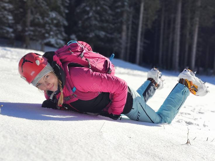 Pozimi moramo korak prilagoditi snežnim razmeram, prav tako odločitev, kdaj je čas, da si nadenemo dereze in palice v rokah zamenja cepin, na glavo pa spada čelada. Na fotografiji Klara Kavčič iz mladinske komisije PZS prikazuje ustavljanje s cepinom. | Foto: Manca Ogrin (PZS)