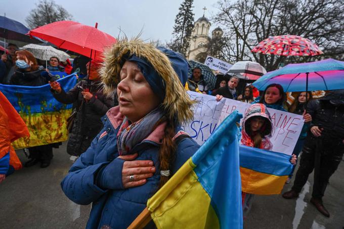 Organizatorji protestov so sporočili, da je bila postavitev ograj in policijska prisotnost pred ruskim veleposlaništvom "sramotna in zelo nespoštljiva poteza" do Ukrajine, poročajo mediji. | Foto: STA ,