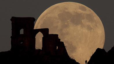 Kitajska sonda uspešno pristala na temni strani Lune