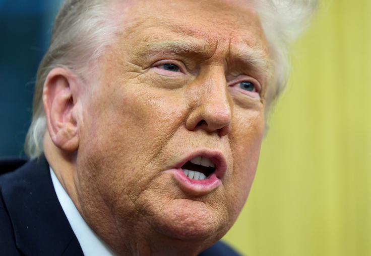 Trump, ki je Zelenskega med drugim označil za diktatorja in krivdo za vojno pripisal Ukrajini, je danes še povečal pritisk na napadeno državo z izjavo, da njegovi pogovori o miru v Ukrajini vključujejo tudi velike gospodarske razvojne transakcije med ZDA in Rusijo, pogovori pa naj bi potekali zelo dobro. | Foto: Reuters