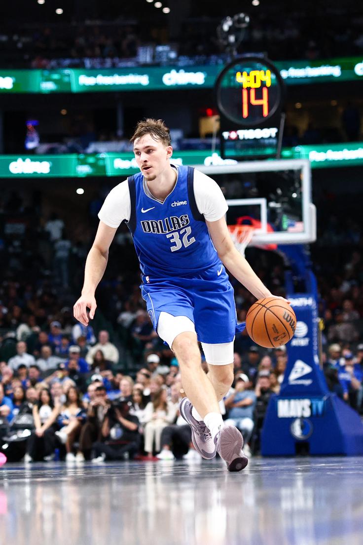 Cooper Flagg je proti New Orleansu ob metu iz igre 8/19 v 35 minutah prispeval 20 točk in devet skokov. Ukradel je tudi tri žoge, vknjižil dve asistenci in blokadi, izgubil pa dve žogi. | Foto: Reuters