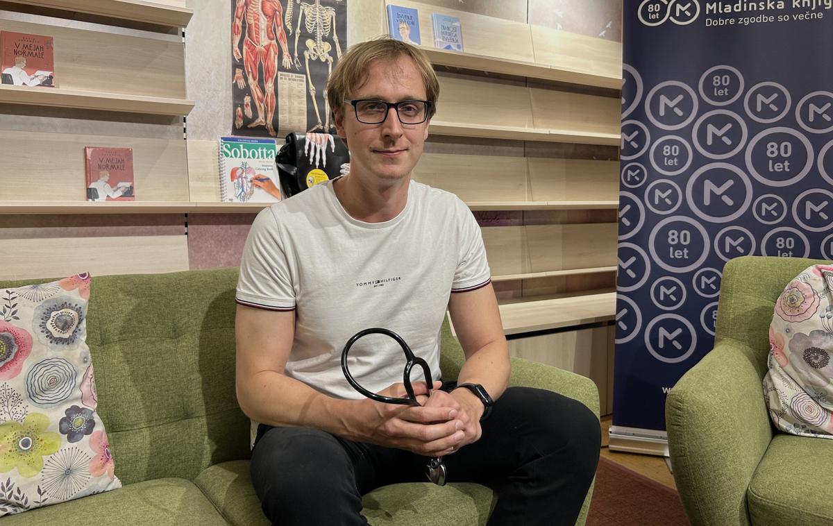 David Zupančič | Zupančič bi rad ponudil vpogled v zakulisje zdravstvenega sistema in medicine ter odgovore na vprašanja zdravnikov tudi zato, da opozori, da njihova halja "ne prinese božjega statusa, kvečjemu veliko odgovornosti in skrbi". | Foto Natja Kapitler/STA