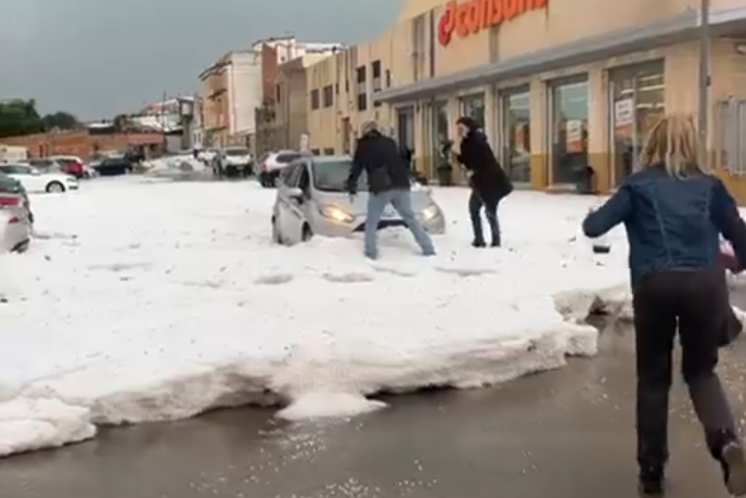 Močna nevihta prizadela Valencio: ulice zasute s plastmi toče #video