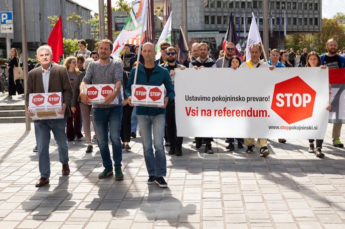 David Švarc, Frančišek Verk, Goran Lukić; Delavska koalicija | Delavska koalicija svari, da bo po reformi treba delati dlje, referenčno obdobje za izračun pokojninske osnove bo daljše, realna vrednost pokojnin pa nižja. | Foto Bor Slana/STA