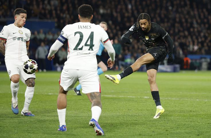 Napadalec PSG Bradley Barcola je v 10. minuti zatresel mrežo Chelseaja. | Foto: Reuters