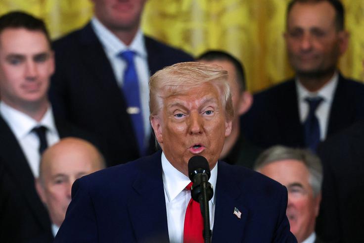 Predsednik ZDA Donald Trump je podal izjavo glede mirovnih pogajanj med Rusijo in Ukrajino. "Čas je, da to preprosto storimo. To bomo storili," je dejal Trump, pri čemer je mislil na srečanje z ruskim predsednikom Vladimirjem Putinom.  | Foto: Reuters