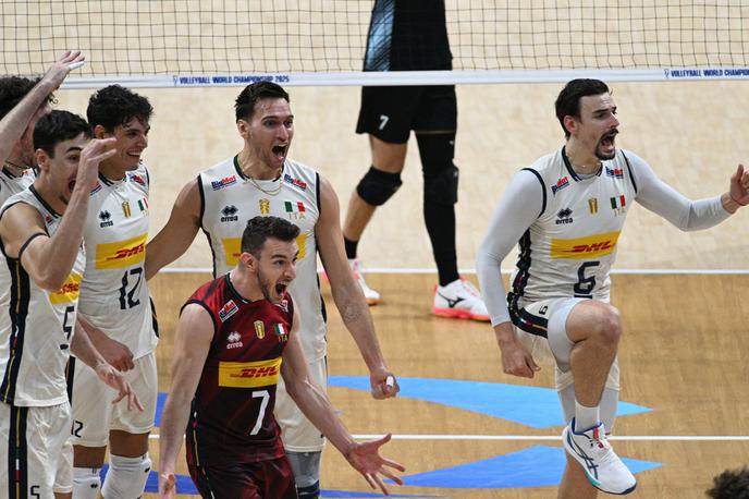 Italijanska odbojkarska reprezentanca | Italijanska odbojkarska reprezentanca je v osmini finala brez izgubljenega niza izločila Argentino. | Foto Reuters
