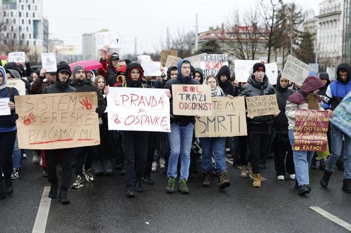 Sarajevo, protesti | Protestniki so večinoma študenti in dijaki, ki so se od muzeja odpravili na pohod po ulicah mesta. Šli so tudi mimo kantonalnega tožilstva, pred gimnazijo pa pozivali učence, naj se jim pridružijo. Zahtevajo odgovornost vseh v sistemski verigi. | Foto STA