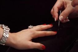 Lak za nohte v stilu poročnega šopka