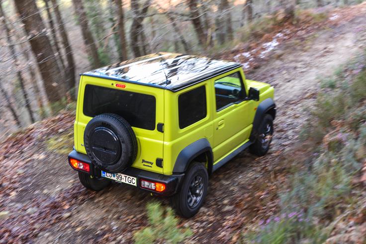 K dodatni opremi jimnyja pro elegance spada samo dvobarvna kombinacija za 400 evrov, preostala oprema je serijska. | Foto: Gašper Pirman