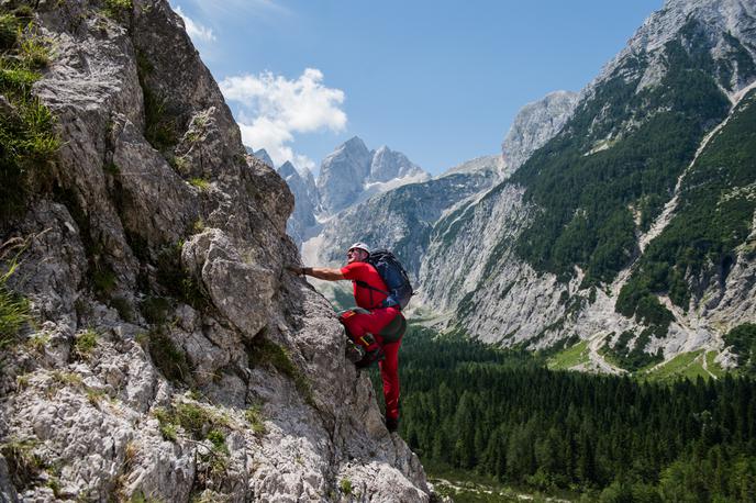 GRZS varno v gore in Dacia duster - advertorial | Najpogostejši vzrok nesreč ostaja zdrs, ki je lahko posledica utrujenosti, spotika ob korenino ali kamen, izgube ravnotežja, prezahtevnosti poti, nepazljivosti, nepoznavanja terena, neprimerne opreme ter telesne in duševne nepripravljenosti. | Foto Klemen Korenjak