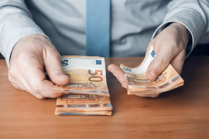 Ni malo bank po Evropi, ki svojim uporabnikom zaračunavajo ležarine že za manjše zneske na računih.  | Foto: Getty Images