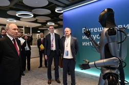 Ruski humanoidni robot zaplesal pred Putinom #video