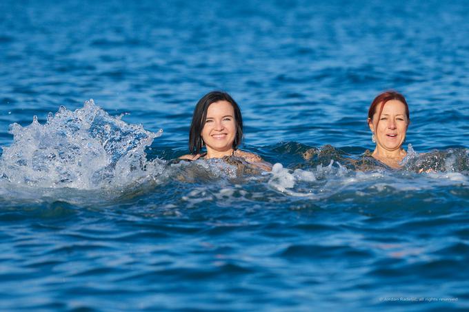 Sprva sta skupaj tekli, nato sta začeli plavati. | Foto: Jordan Radešič