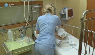 Razsajajo bolezni dihal, na infekcijski kliniki ležijo tudi na hodnikih (video)