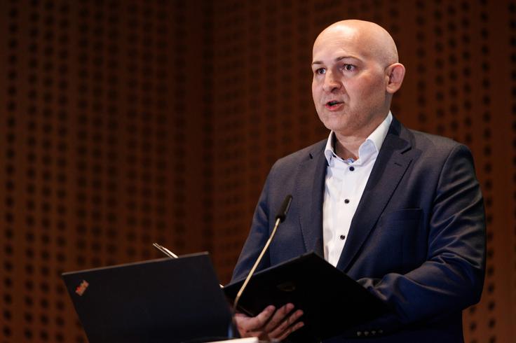 "Otrokom pogosto povedo, da je šola prijazna in zabavna, kar je tudi prav. Vendar v šoli niste samo zato, da bi se igrali, ampak predvsem zato, da se boste veliko naučili in da boste lahko potem v življenju delali tisto, kar vas res veseli. V tem smislu je šola tudi priprava na življenje," je Rončević dejal prvošolcem ob sprejemu. | Foto: STA
