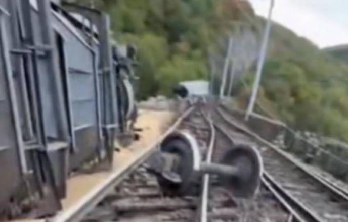 Katastrofa: pri Reki iztiril tovorni vlak, 11 vagonov zgrmelo v prepad #video