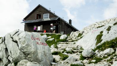 Zasavska koča na Prehodavcih (2071 m)