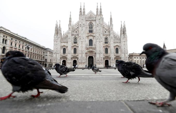 Koronavirus je javno življenje v Italiji v zadnjih tednih obrnil na glavo. Na krajih, kjer se sicer tare ljudi, na primer pred slavno katedralo v Milanu, ni v zadnjih dneh skoraj nikogar. | Foto: Reuters