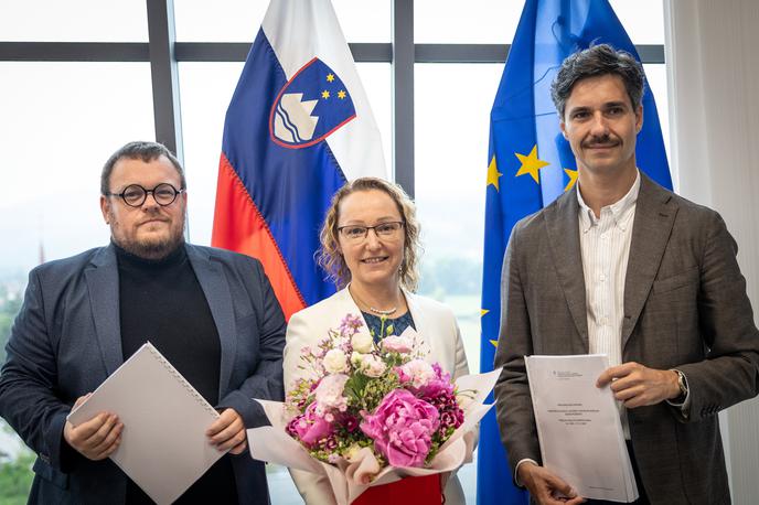 Luka Mesec Luko Mescem, Simon Maljevec in Mateja Ribič | Dozdajšnja ministra sta novi ministrici ob primopredaji poklonila šopek.  | Foto Ana Kovač