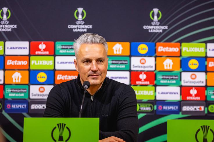 Tomaž Janotka bo skušal danes postati prvi strateg, ki bi v ligaškem delu konferenčne lige ustavil Alberta Riero.  | Foto: Guliverimage