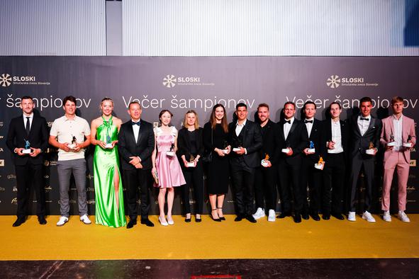 Počastili zimske šampione, Nika in Domen Prevc prva lastnika bankovcev