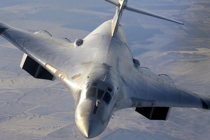 Strateški bombnik Tu-160 | Bodo z omilitvami glede dosega zahodnega orožja Ukrajinci lažje napadali ruska oporišča, s katerih vzletajo med drugim strateški bombniki Tu-160? | Foto Guliverimage
