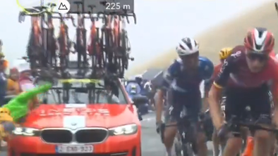 Spremljevalni avto Ineosa zbil navijača na Touru, visoka kazen za direktorja ekipe #video