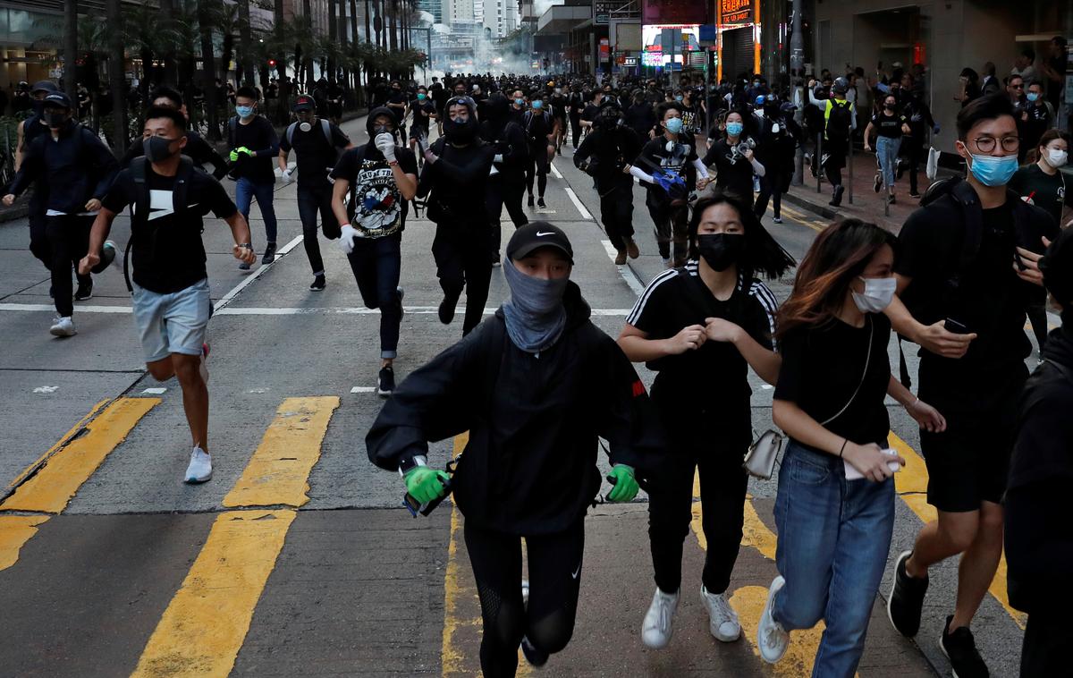 Protesti v Hongkongu | Kljub opozorilom Pekinga je v Hongkongu danes protestiralo več tisoč ljudi. | Foto Reuters
