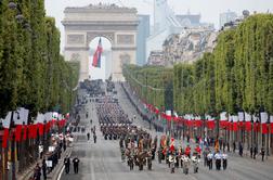 V Parizu ob državnem prazniku pripravili veličastno vojaško parado #foto