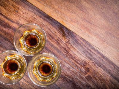 S polic slovenskih trgovin odpoklicali žgane pijače. Kaj se dogaja?