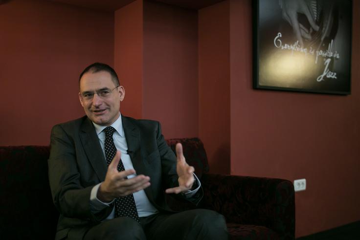 Matej Kovač "Včasih se kritično število ljudi, ki hočejo spremembe, pojavi, ko jim gre dovolj slabo, ko poskusijo že vse slabe recepte, včasih pa se to sploh ne zgodi. Težava je v tem, da se tisti, ki bi lahko prispevali k tej kritični masi, odseljujejo." | Foto: Klemen Korenjak