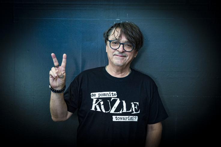 Njegov napis na majici "Še pomnite Kuzle, tovariši?" nas vrača v čase, ko je idrijski punk bend izdal svoj prvi album s tem naslovom. | Foto: Ana Kovač
