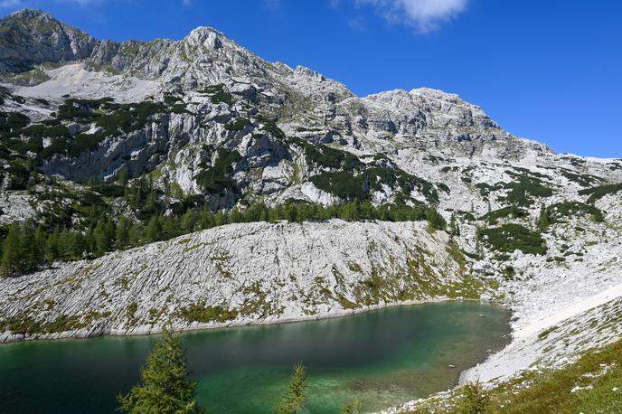 Jezero v Ledvicah | Kopanje v visokogorskih jezerih je zaradi izredno občutljivega ekosistema strogo prepovedano. Na fotografiji je Jezero v Ledvicah, četrto jezero v Dolini Triglavskih jezer, ki je največje in najgloblje jezero v tej dolini. V dolžino meri 300 metrov, široko je 120 in globoko do 15 metrov. | Foto Matej Podgoršek