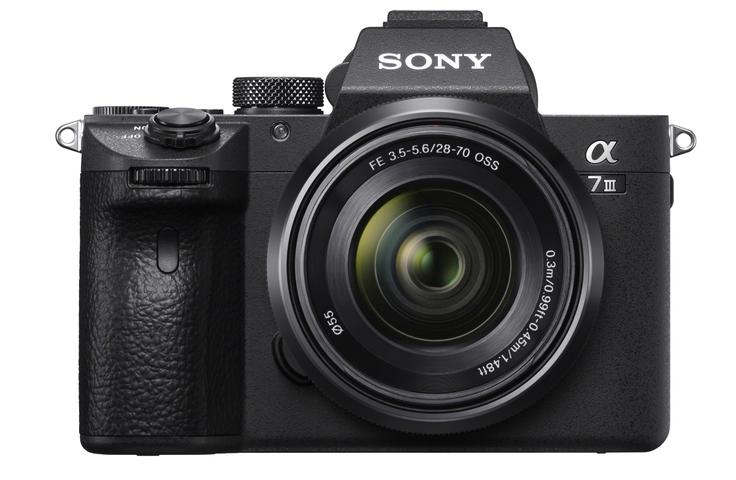 Kot je razvidno s te fotografije, ima Sony A7 III kar obilno držalo. Prevlečeno je z gumo, ki daje zelo dober oprijem.  | Foto: SONY