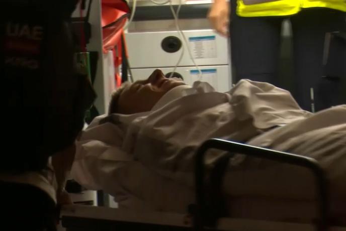 Žalostni prizori: Pogačar bolnišnico zapustil na nosilih, operacija v Barceloni #video