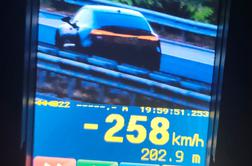 Visoka globa za 37-letnika: po avtocesti divjal s hitrostjo 258 km/h