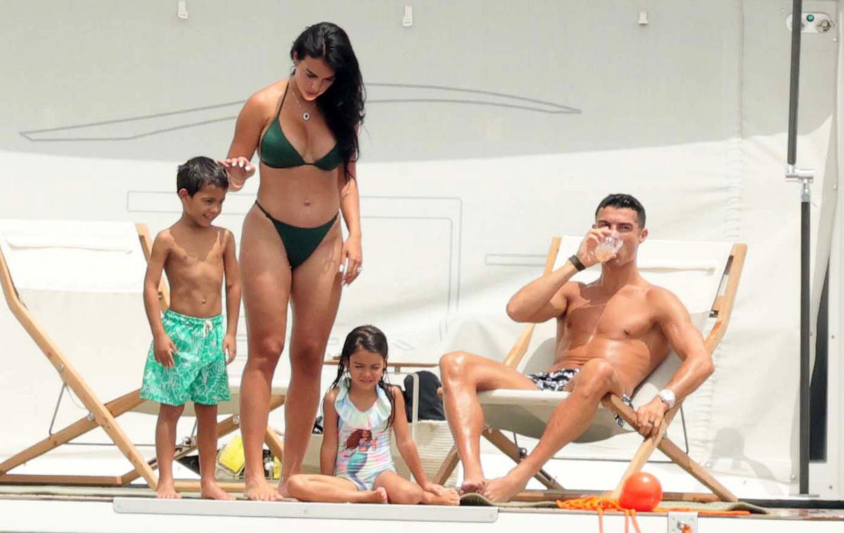 Cristiano Ronaldo | Cristiano Ronaldo si je z družino in prijatelji privoščil dopust v Sredozemlju, v eni izmed zadnjih objav na družbenem omrežju pa je pokazal tudi svoje nalakirane nohte na nogah. | Foto Profimedia
