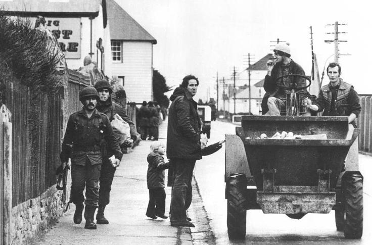 Leta 1982 so Argentinci napadli Falklandske otoke in jih zasedli. Pozneje so jih premagali Britanci. Na fotografiji: argentinski vojaki ob skupini domačinov. Britanci so takrat nenaseljene otoke poselili v 19. stoletju. | Foto: Wikimedia Commons