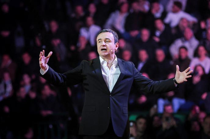 Albin Kurti | Predčasne parlamentarne volitve na Kosovu potekajo, ker stranki Samoopredelitev, ki je na parlamentarnih volitvah v februarju osvojila največ glasov, ni uspelo zagotoviti podpore drugih parlamentarnih strank za oblikovanje nove vlade. | Foto Reuters