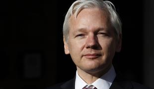 Švedsko sodišče potrdilo nalog za aretacijo Assangea
