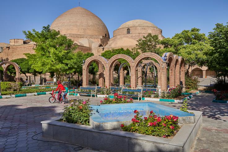 Tabriz je mesto z največjim številom prebivalcev v Iranskem Azerbajdžanu. Ima skoraj dva milijona prebivalcev in je upravno središče province Vzhodni Azerbajdžan. Klub Tractor se imenuje po tovarni traktorjev, njegov stadion Sahand pa sprejme skoraj 70 tisoč ljudi.  | Foto: Guliverimage