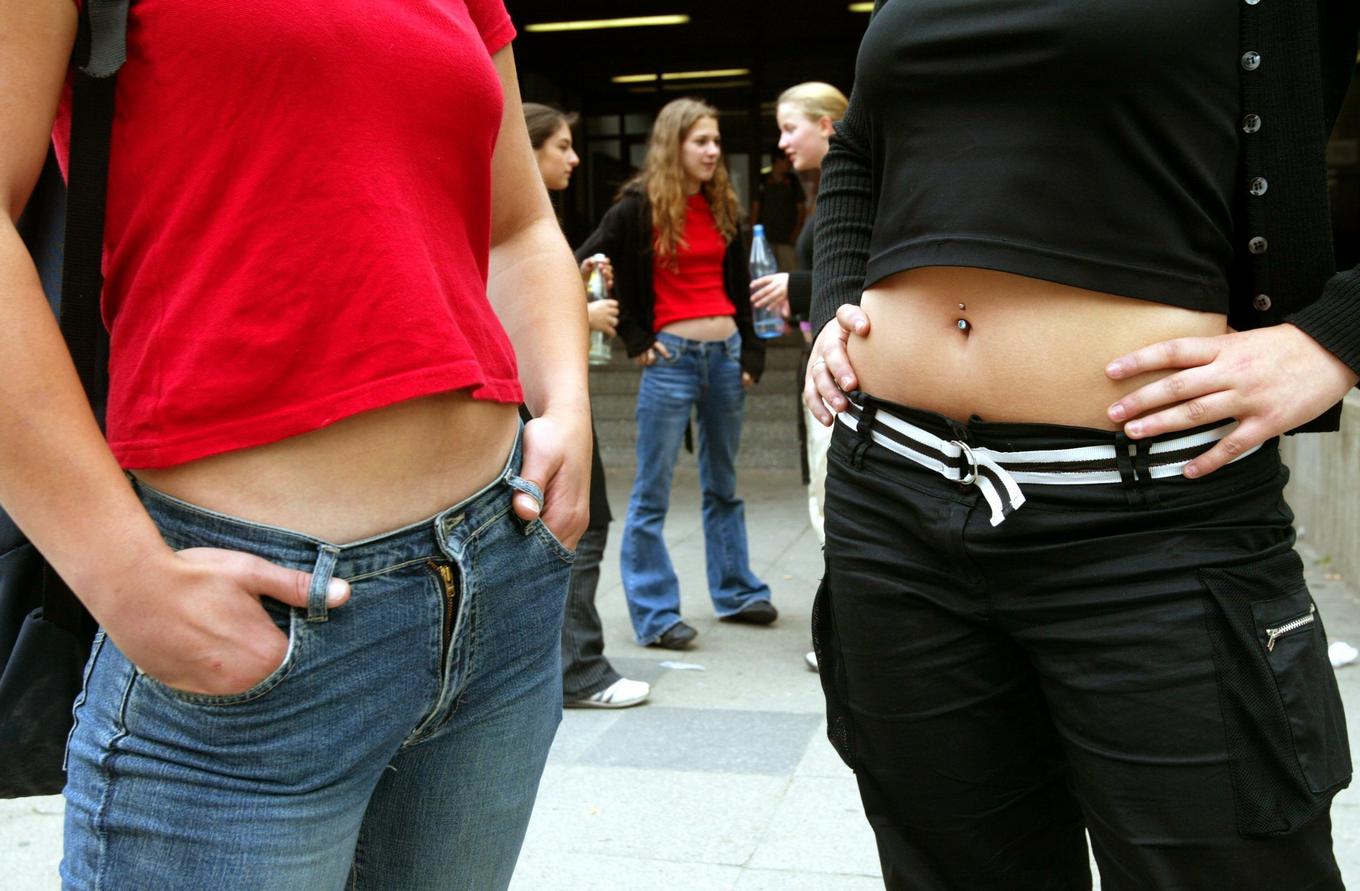 As meninas se vestem adequadamente em casa e depois se trocam na escola. | Foto de : Gulliverimage